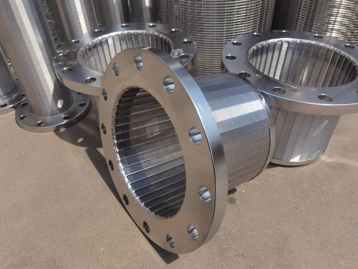 The steel wire screen is made of high carbon steel wire