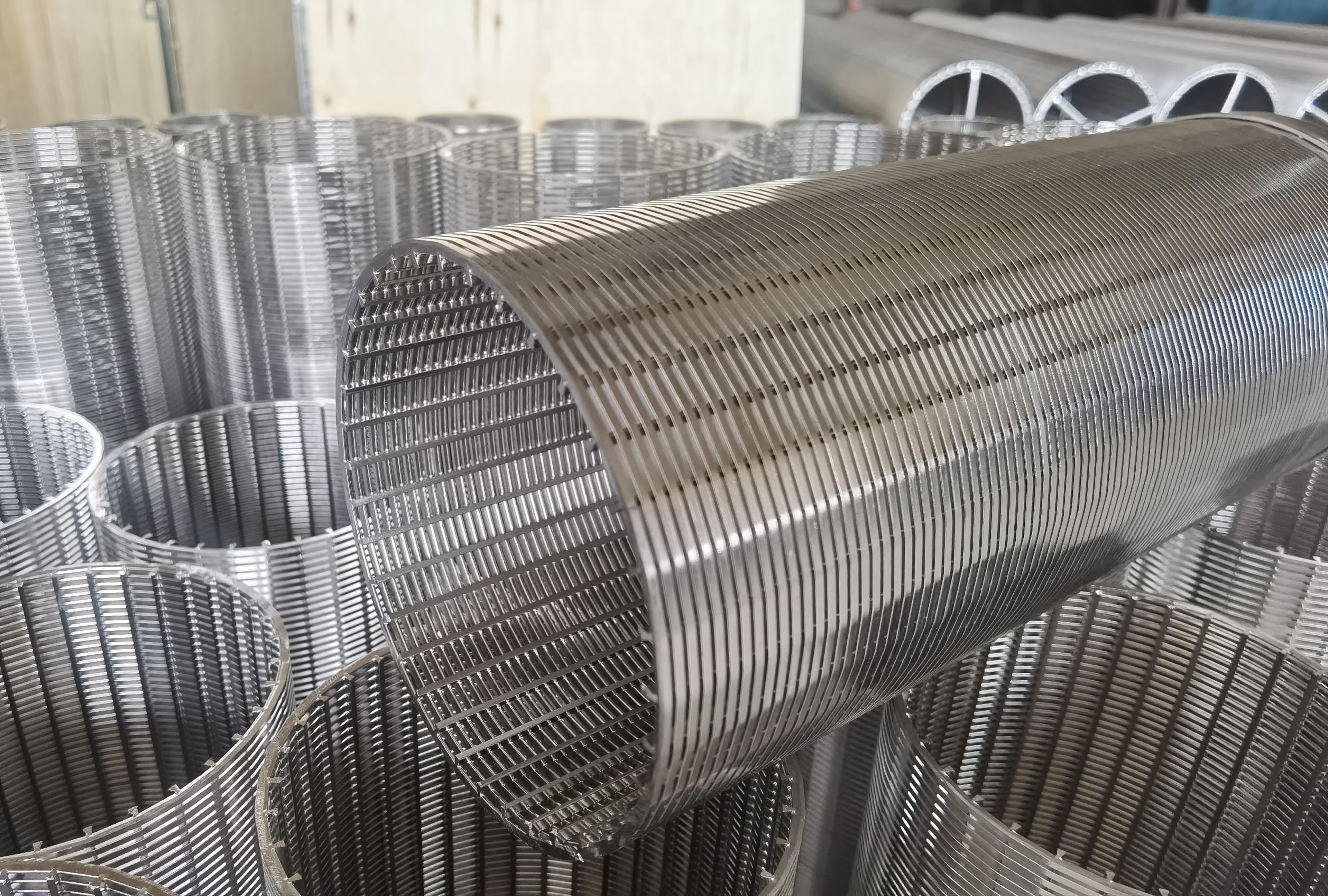 Stainless steel oil sand proof V-shaped wound wire filter tube