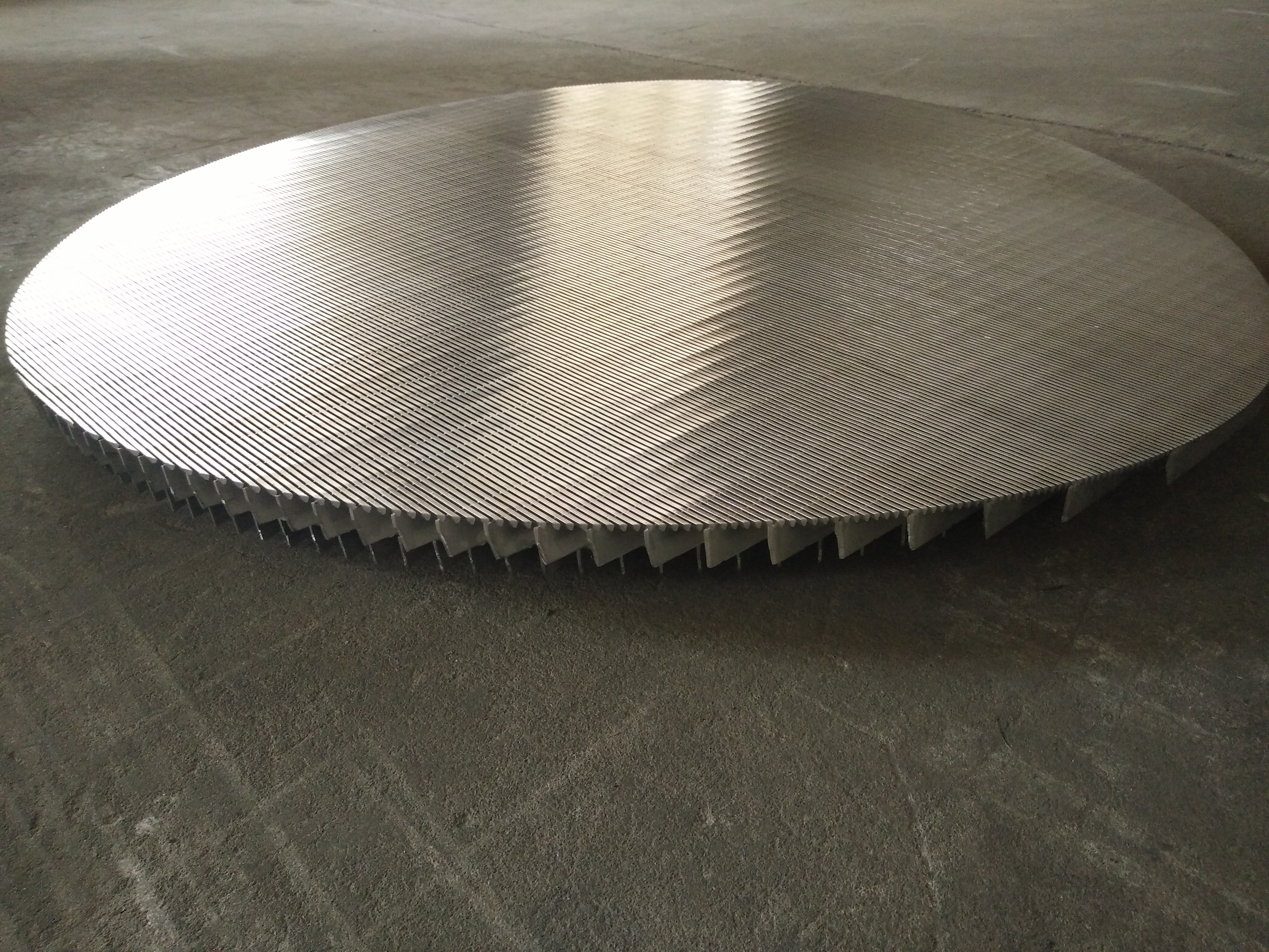 The diameter of the rolled mesh of the whole material is larger