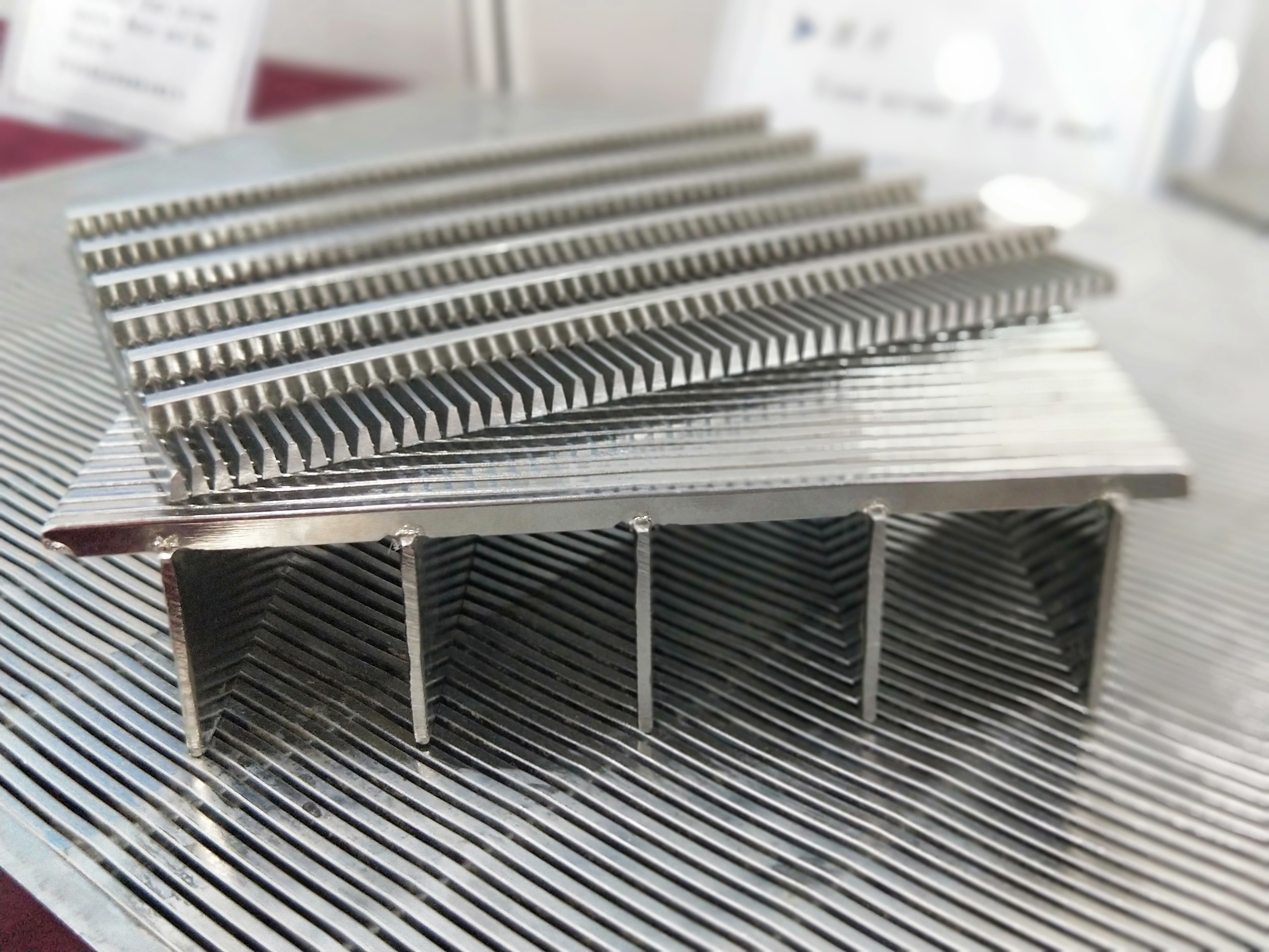 Unidirectional wave isolation bending and other mixed methods are diversified in product composition