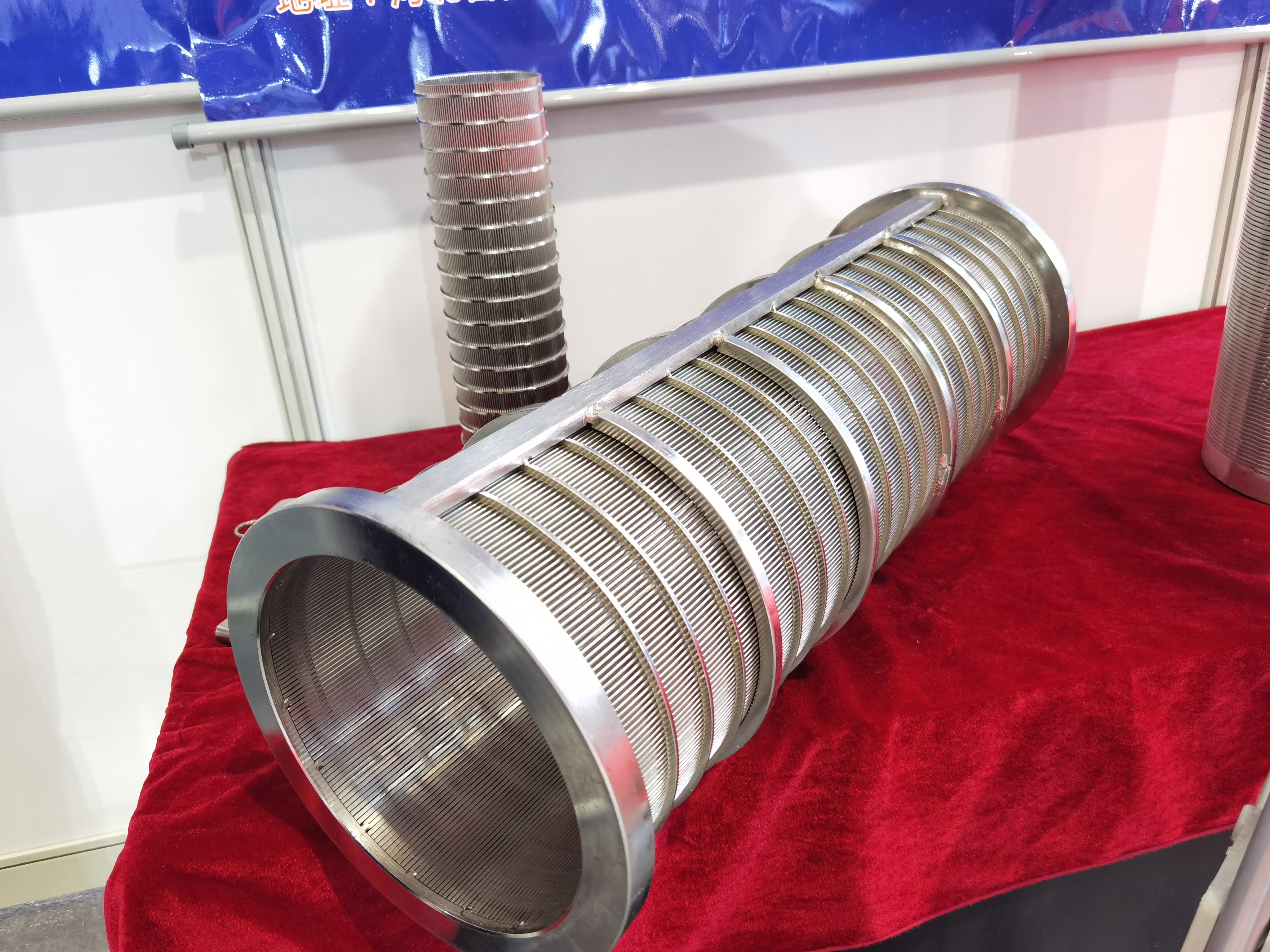 V-shaped wire wound well pipe